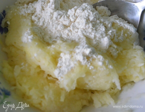 Добавьте муку, молоко.