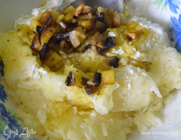 Затем — грибы. Посолите, поперчите по вкусу, перемешайте до однородной массы.