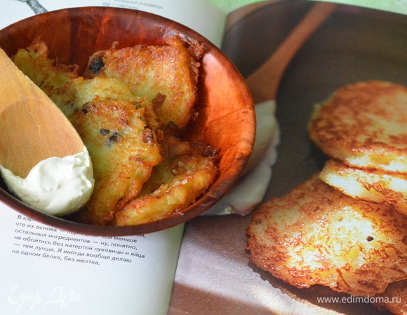 Разогрейте масло и ложкой выкладывайте картофельную массу. Обжаривайте с 2-х сторон. Подавать со сметаной.