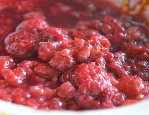 Замороженную малину предварительно разморозить.