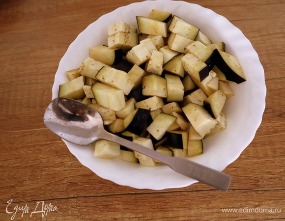 Подготовим все необходимые ингредиенты для пенне с баклажанами и фетой. Нарезать баклажан кубиками, посыпать солью и оставить на несколько минут, чтобы ушла горечь.