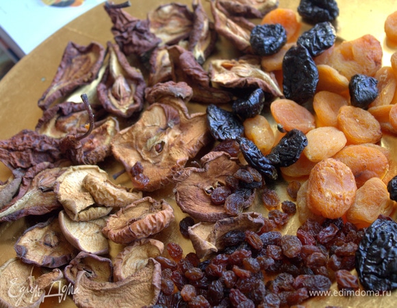 Берем сухофрукты (по горсти каждого вида). У меня такой набор. Про вяленую клюкву напрочь забыла, ну да ладно.