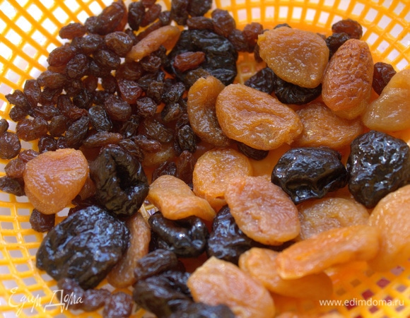 Покупные сухофрукты обязательно промыть. Садовые самодельные можно не мыть, если уверены в их чистоте.