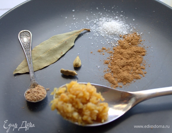 Специи. Имбирь у меня перемолотый с лимоном. По рецепту нужна палочка корицы и еще щепотка молотой. Я без палочки, поэтому щепоток побольше добавила. Еще я ваниль добавила.