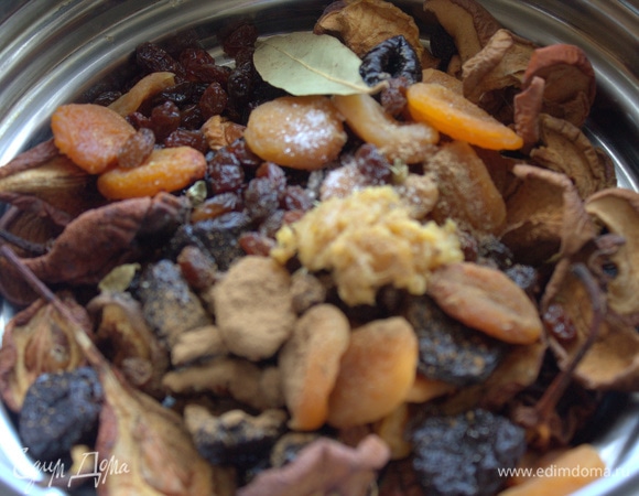 Кардамон раздавить. Пересыпать специи в кастрюлю тоже.