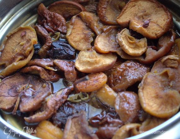 Залить водой и поставить на огонь увариться.