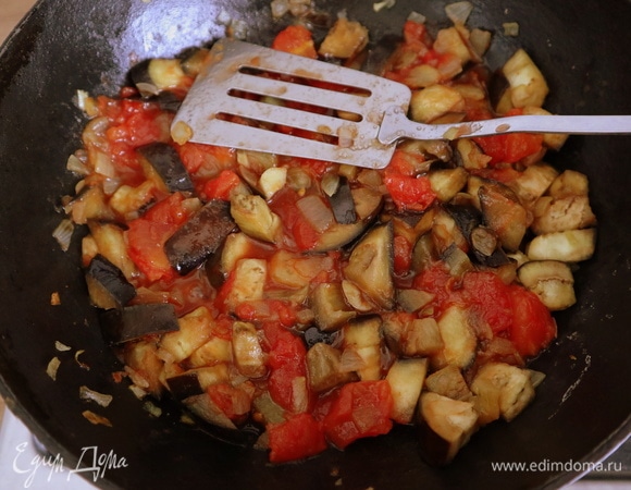 Промыть баклажаны, просушить бумажным полотенцем и отправить на сковороду. Готовить, помешивая, 3–5 минут, затем добавить помидоры и сахар, убавить огонь и тушить на медленном огне еще несколько минут до готовности баклажанов.