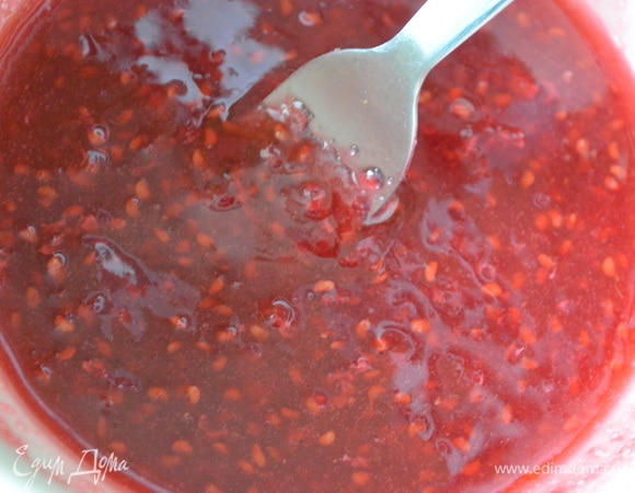 Выделившийся сок процедите через сито в небольшую кастрюлю. Всыпьте сахар и поставьте на маленький огонь. Размороженную малину протереть через сито, чтобы удалить косточки (я косточки оставила, так как они плохо отделялись от малины). Добавить в кастрюлю с соком и прогреть до полного растворения сахара, затем остудить сироп.