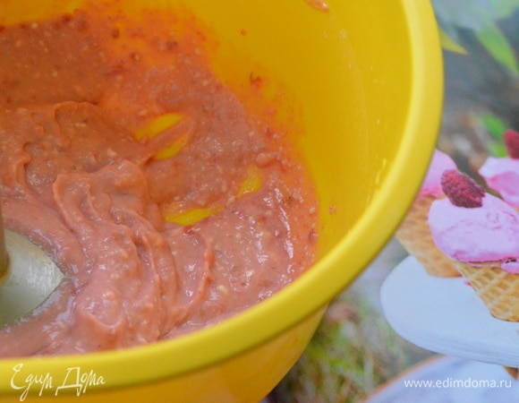 Соединить с творогом и взбить блендером. Отправить мороженое в холодильник, периодически доставать и перемешивать.