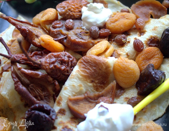 Сверху — сваренные сухофрукты. Оставшийся насыщенный отвар можно выпить или заварить кисель.