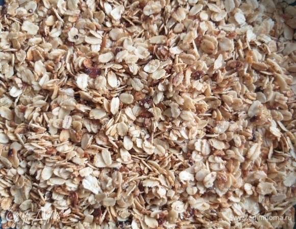 В разогретой сковороде растопить сливочное масло, добавить 1 стакан овсяных хлопьев (350 мл), 1 столовую ложку сахара. Обжарить до золотистого цвета.