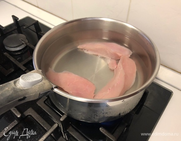 Куриное филе вымойте, обсушите, срежьте с филе пленки. Выложите курицу в кастрюлю, залейте холодной водой.