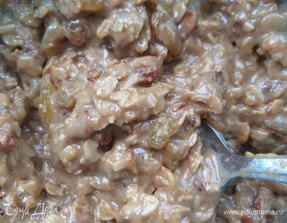 Получится тягучая смесь. Оставить на 15–20 минут настояться.