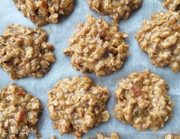 Противень застелить пергаментом. Столовой ложкой на пергамент выложить тесто. Выпекать при 180°C 15–20 минут (не забывайте про особенности вашей духовки).