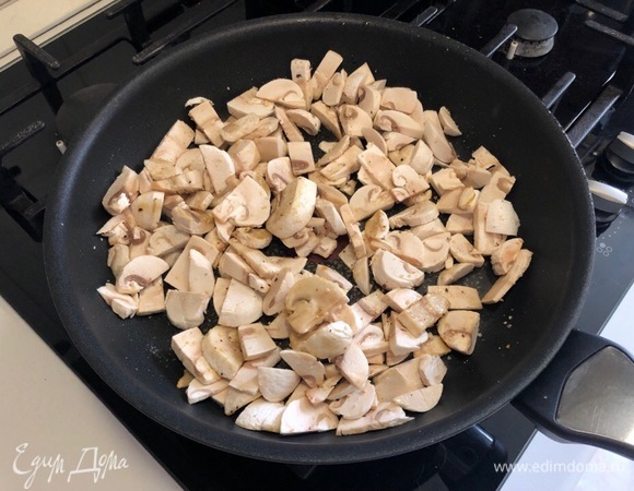 Нарежьте шампиньоны пластинками, но не очень тонко, чтобы не подгорели. Потушите их до готовности. Грибы нужно посолить и поперчить по вкусу.