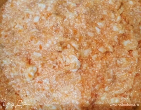 Добавить манку, сливочное масло, сахар и соль, взбить блендером в однородную массу. Добавить оставшийся творог и одну столовую ложку муки.