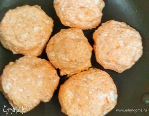 Сформировать сырники и обвалять в муке. Разогреть в сковороде оливковое масло и жарить сырники с каждой стороны до золотистого цвета. Я жарила без масла на антипригарной сковороде. Подавать сырники со сметаной.