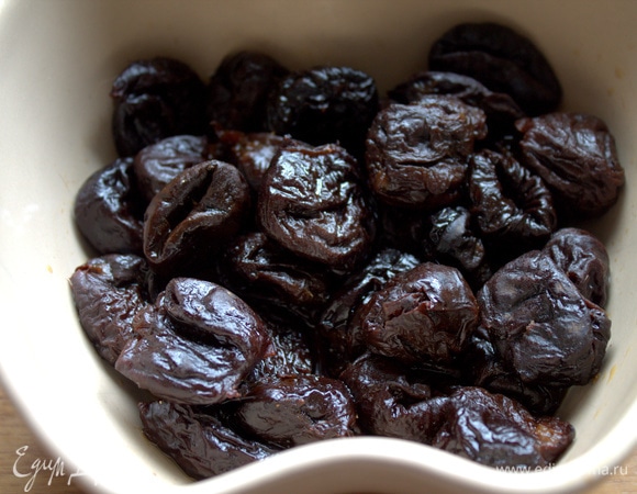 Так как я заменила сливы черносливом (120 г), залила его кипяченой водой на несколько часов.