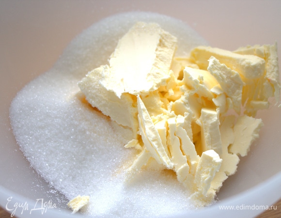 Масло достать заранее. Мягкое масло соединить с пудрой или мелким сахаром.