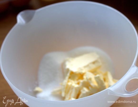 Не нарадуюсь на новую купленную чашу, она внутри гладкая, а снаружи шершавая, с резиновым кольцом на дне, чтобы не скользила. Есть деления.