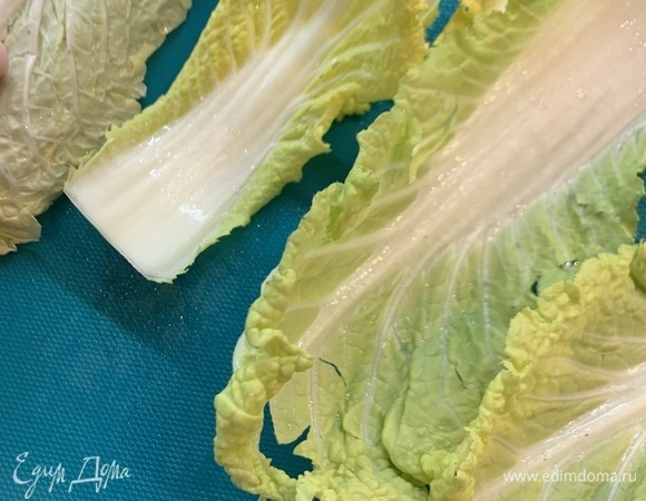 Пекинскую капусту разделяем, промываем, отрезаем плодоножку и каждый лист с 2-х сторон натираем солью.