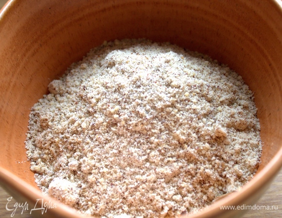 Мука ореховая у меня готовая. В оригинале орехи нужно измельчить в блендере.
