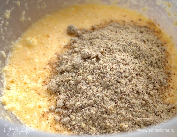 Всыпать ореховую муку.