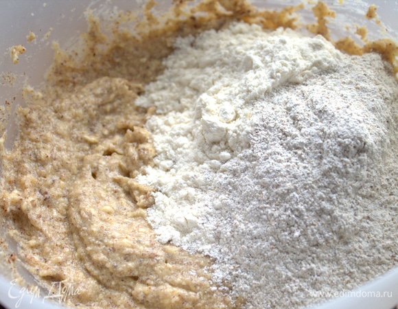 Теперь вводим муку обычную и немного цельнозерновой (40 г).