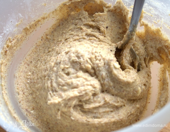 Теперь уже замешиваем ложкой.