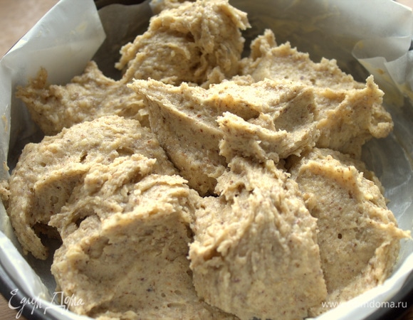 Перенести тесто из чаши в форму.