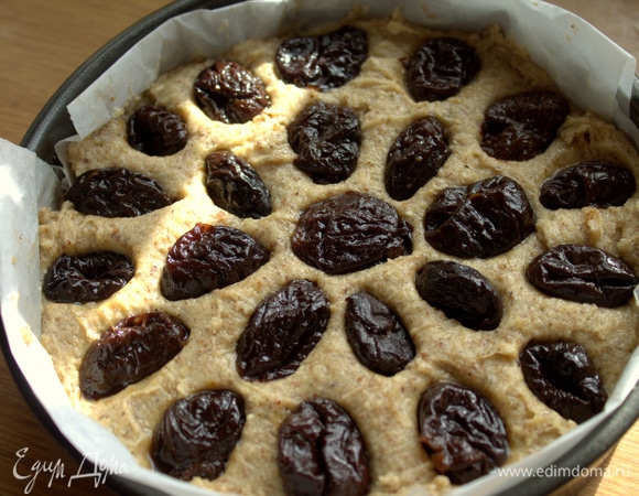 «Утопить» сверху чернослив или дольки слив.