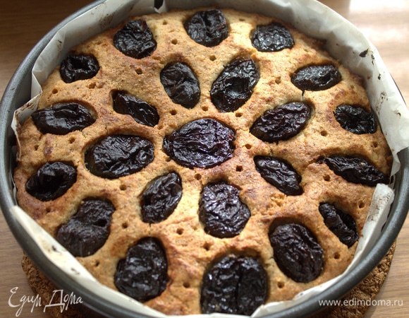 Выпекать первые 15 минут при 190°C, потом уменьшить температуру до 160°C и выпекать еще 30 минут. Я выпекала в мини-электропечке 15 минут при 250°C, а потом еще 20 минут при 190°C (она у меня сильно нагревается, и часть жара уходит).