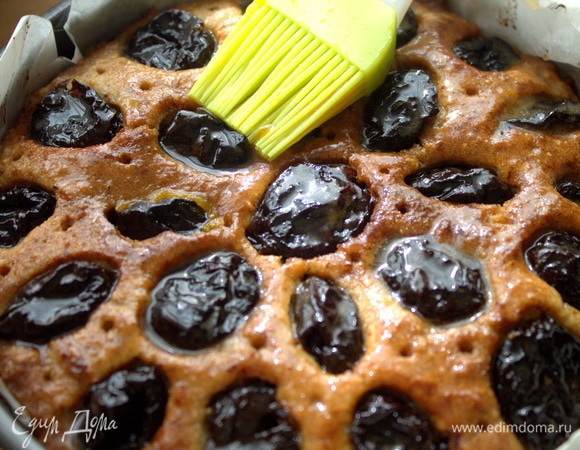 Нанести на горячий пирог жидкое варенье. Я наносила 3 раза.