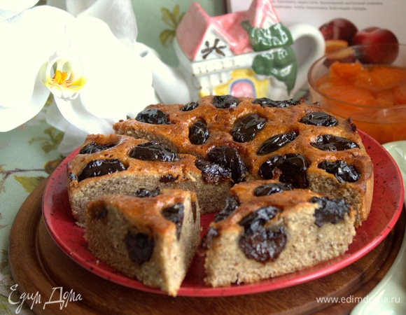 Пирог хорошо нарезается и красиво смотрится на столе.