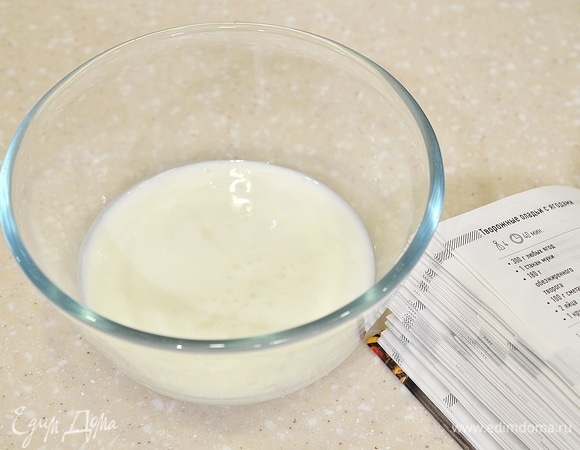 Кефир перемешайте с содой.