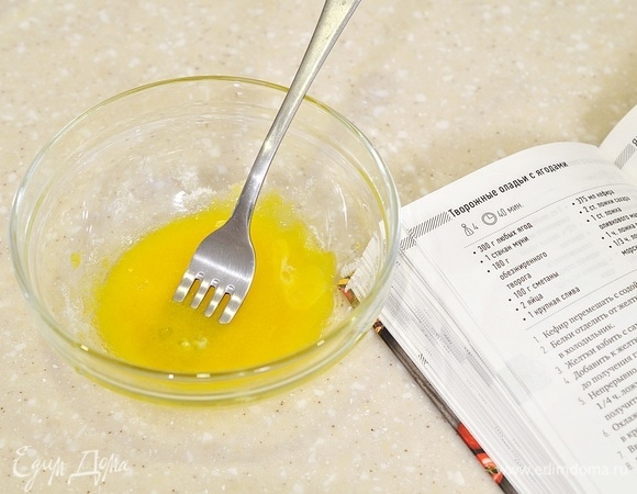 Желтки отделите от белков. Белки уберите в холодильник, желтки взбейте с сахаром.