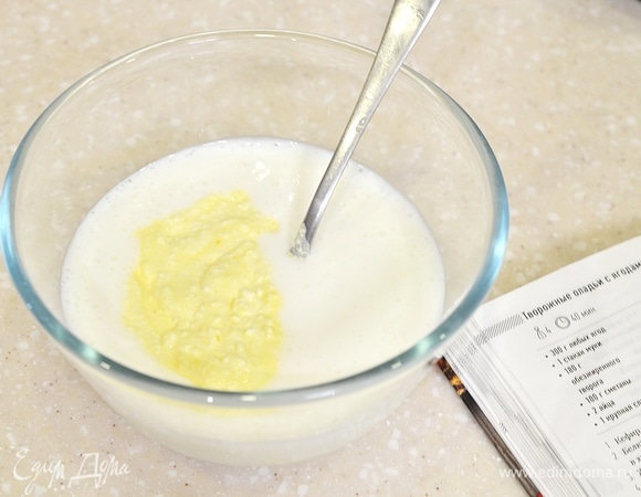 Постоянно помешивая, добавьте к желткам кефир с содой.