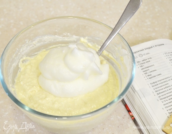 Добавьте в творожное тесто и аккуратно перемешайте.