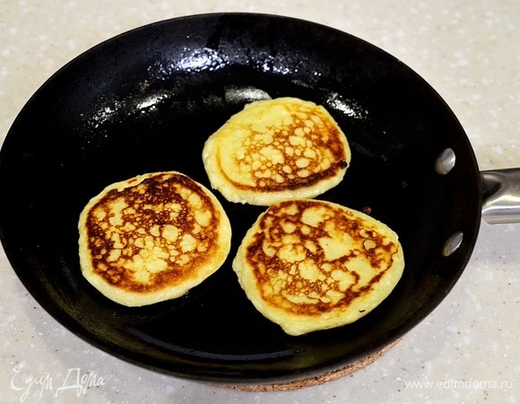 В сковороде разогрейте масло, выливайте ложкой тесто и обжаривайте оладьи с двух сторон.
