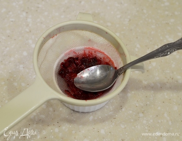 Для соуса ягоды разморозьте, протрите через сито.
