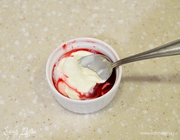 Добавьте сметану. По желанию можно добавить сахар. Перемешайте.