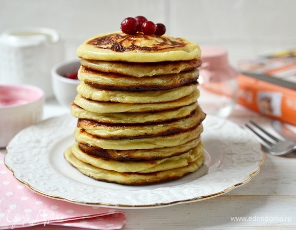Подавайте оладьи с соусом и ягодами.