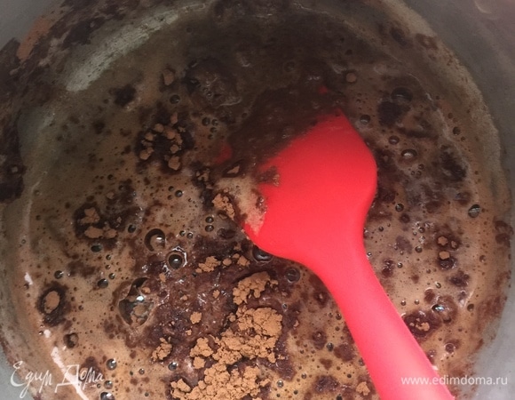 На среднем огне довести пиво с маслом до кипения. Добавить какао-порошок, хорошенько размешать и немного охладить.