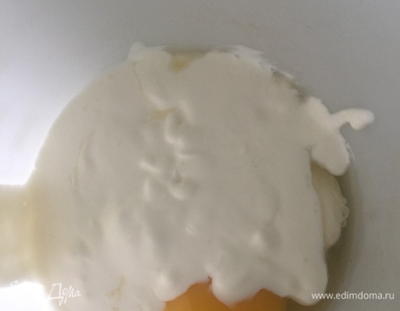 Взбить яйцо со сметаной.