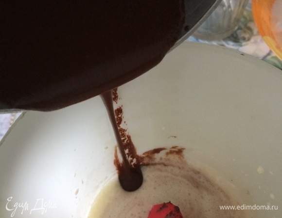 Добавить смесь пива и масла к яичной массе и вымешать до однородности.