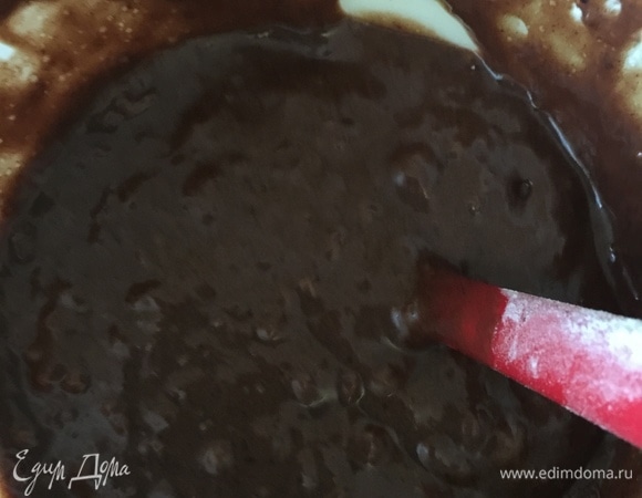 Смешать в миске муку, соду, сахар. Сухие ингредиенты добавить к шоколадно-пивной смеси. Перемешать.