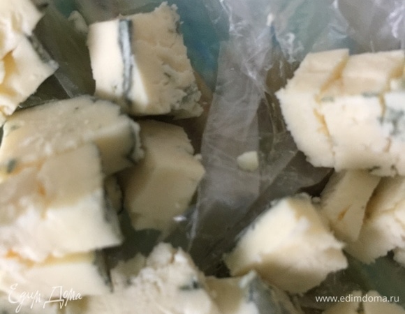 Нарезать сыр с голубой плесенью кубиками.