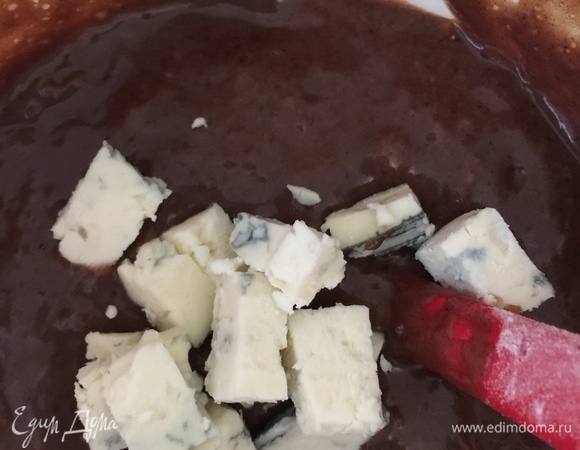 Добавить сыр в тесто и еще раз перемешать.