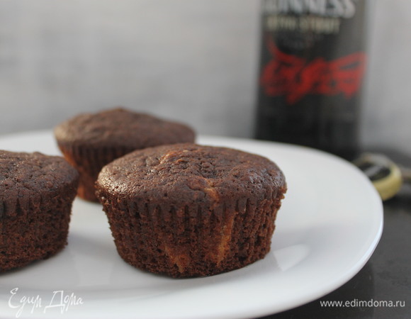 Выложить тесто в формы для кексов и выпекать около 20 минут при 175°C.