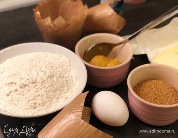 Подготовить все ингредиенты: масло и мед должны быть комнатной температуры, ягоды размораживать не нужно.